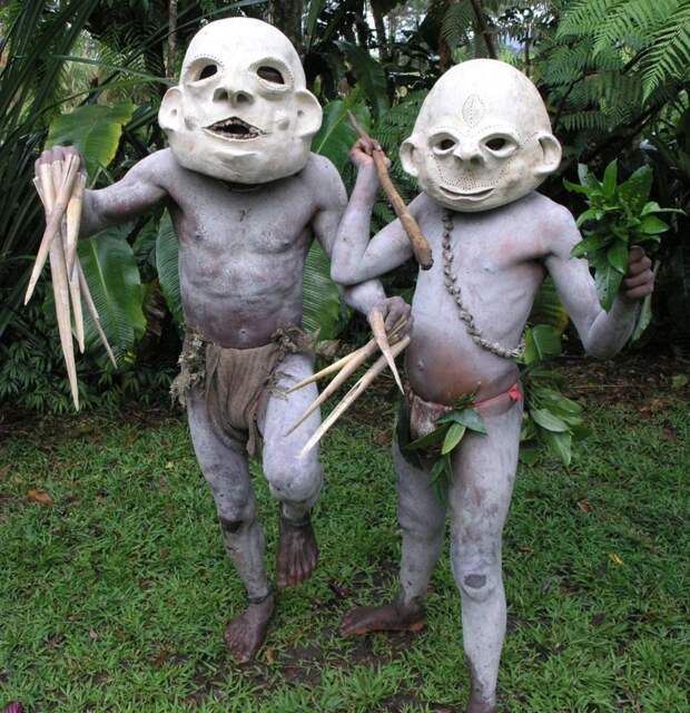 Когда-то это племя потерпело поражение и было вынуждено бежать к реке Асаро Папуа - Новая Гвинея, грязь, племя