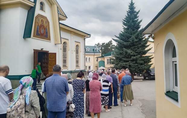 «Буду просить помощи, не учится внук»: тысяча верующих выстроилась в очередь к мощам Сергия Радонежского