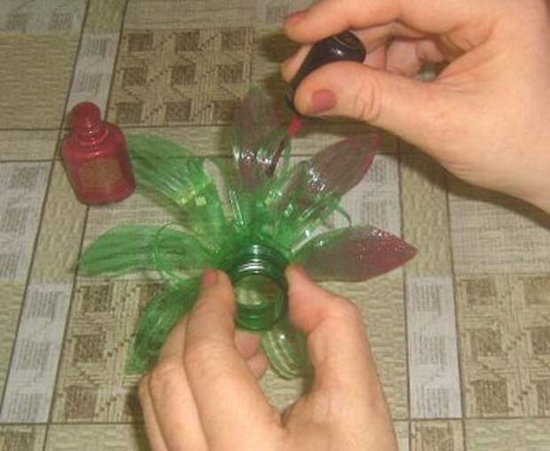 изготовление цветов из пластиковых бутылок