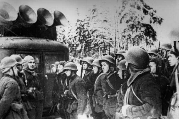 Советско-финская война 1939-1940 гг. Бойцы Красной Армии слушают радио на привале.
