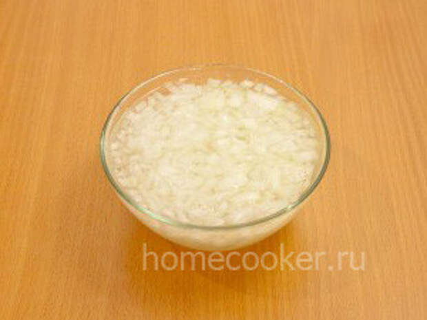 Салат с крабовыми палочками и кукурузой Luk v kipyatke 300x225 Салат с крабовыми палочками и кукурузой