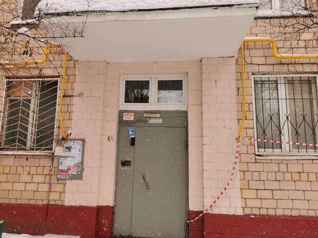 Неисправную входную дверь починили коммунальщики в доме на Академика Комарова
