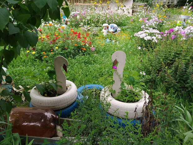 Жителей России предупредили о штрафах за лебедей из старых шин на клумбах