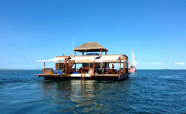 Удивительный плавучий бар на Фиджи