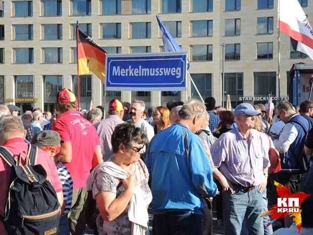 Плакат &quot;Меркель должна уйти&quot;. Фото: Дарья АСЛАМОВА