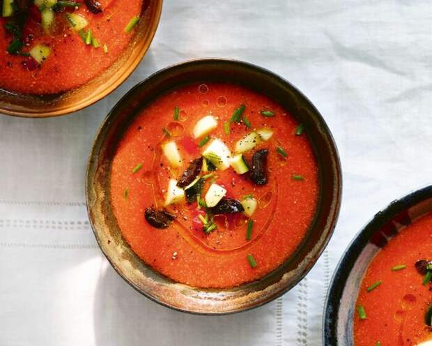 Томатно-оливковый суп. \ Фото: deliciousmagazine.co.uk.