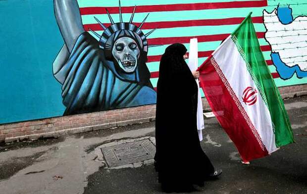 Тысячи иранцев скандируют «Смерть Америке!» возле мавзолея в Тегеране (ВИДЕО)