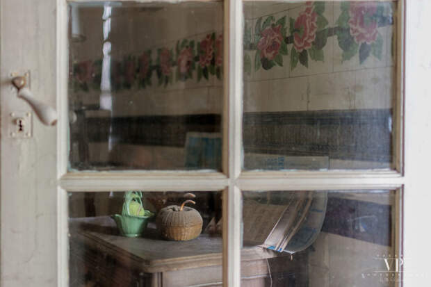 Заброшенный дом во французской деревне дом, интересное, интерьер, мебель, прошлое, сохранность, фотограф, франция
