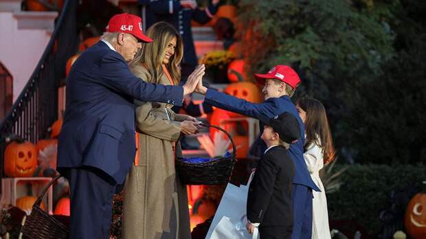 Дональд и Мелания Трамп вместе с детьми вышли на Хэллоуин в Белом доме