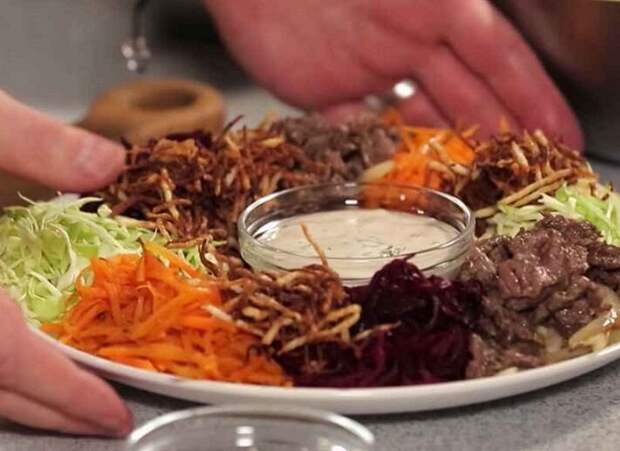 Забытый салат из СССР - Чафран. До безобразия просто и очень вкусно. Изюминка - в соусе