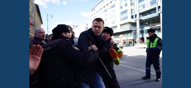 Педофилы и «крестовый поход детей»: Навальный у стены, стена у Навального