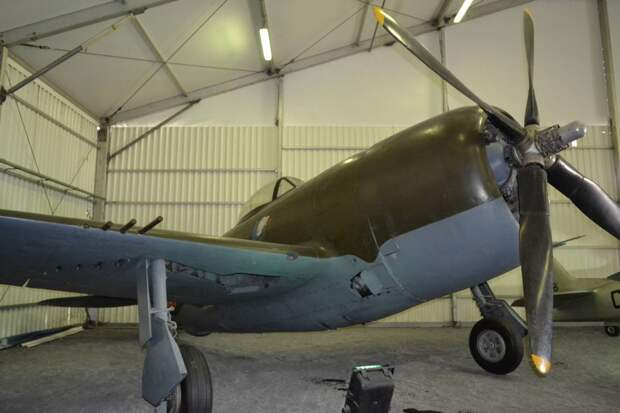 Хранящийся в Ле-Бурже экземпляр истребителя Republic P-47 Thunderbolt несет французскую окраску с эмблемой в виде головы индейца – когда-то такой рисунок украшал самолеты первых американских истребительных эскадрилий. В годы I мировой войны Америка сама не производила истребителей, а покупала их во Франции
