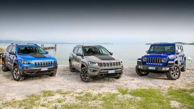 Jeep cherokee,Jeep compass,Jeep renegade,Jeep wrangler. Производитель напомнил европейцам о добавлении в их гамму Cherokee двухлитрового турбомотора с непосредственным впрыском и версии Trailhawk, аналогичная положена Компасу. А внедорожник Wrangler-2019 интересен улучшенными системами безопасности.
