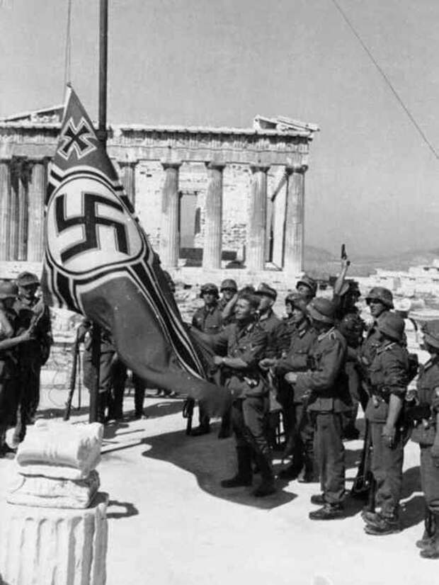 Немецкие солдаты поднимают Свастику на Акрополе, 1941 год. \ Фото: elespanol.com. Немецкие солдаты поднимают Свастику на Акрополе, 1941 год. \ Фото: elespanol.com.