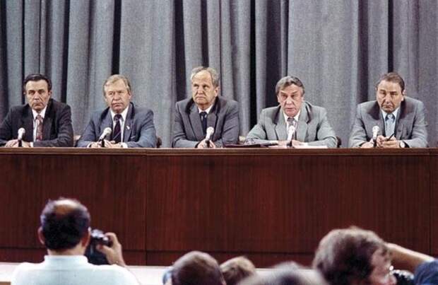 19 августа 1991 года. ГКЧП. Слева направо А. Тизяков, В. Стародубцев, Б. Пуго, Г. Янаев и О. Бакланов. Фотохроника ТАСС.jpg 19 августа 1991 года. ГКЧП. Слева направо А. Тизяков, В. Стародубцев, Б. Пуго, Г. Янаев и О. Бакланов. Фотохроника ТАСС.jpg