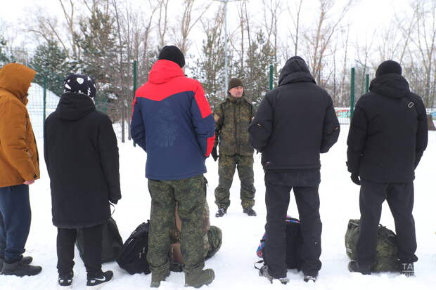 «Стране нужны уверенные мужчины с твердой рукой»: контрактники уехали из Казани на учебу