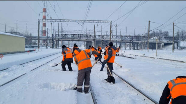 В Смоленской области за праздники на железной дороге вывезли примерно 30 тысяч кубометров снега