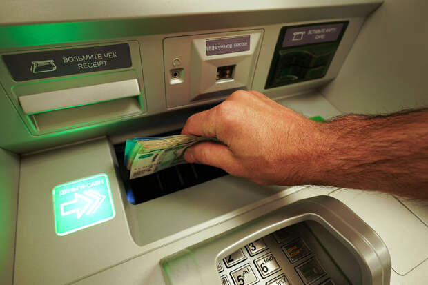 РИА: россияне столкнулись с блокировками при снятии крупных сумм в банкоматах