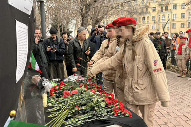 В Астрахани школьники возложили цветы к консульству Ирана в память о Хаменеи