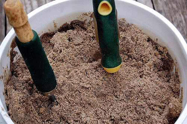garden-tools-in-sand