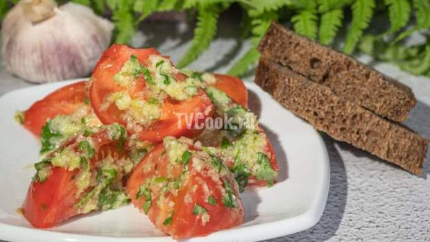 Летняя закуска из помидоров с чесноком — пошаговый рецепт