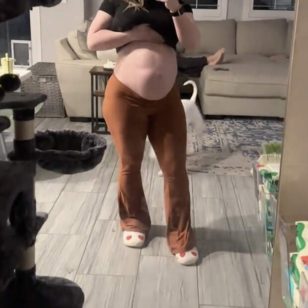 Сделавшая пластику блогерша показала живот во время беременности и удивила зрителей