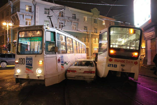 В объятиях двух трамваев. | Фото: Пикабу.