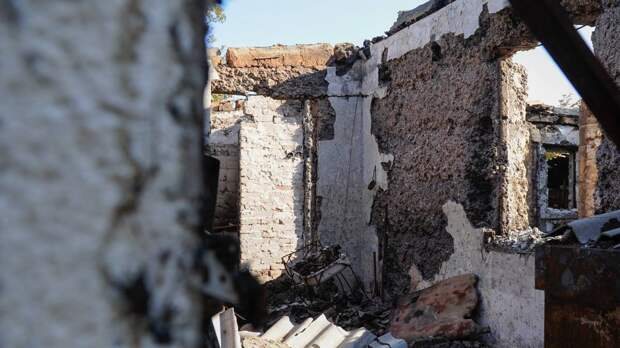 Мощный взрыв разрушил кирпичный забор в центре Херсона