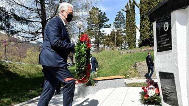 Делегация правительства Черногории во главе с премьер-министром Здравко Кривокапичем возложила сегодня в Мурино венок...