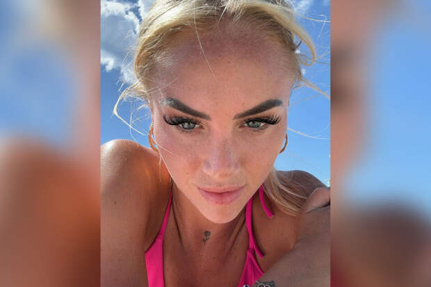 Футболистка Леманн опубликовала фото на пляже в розовом купальнике