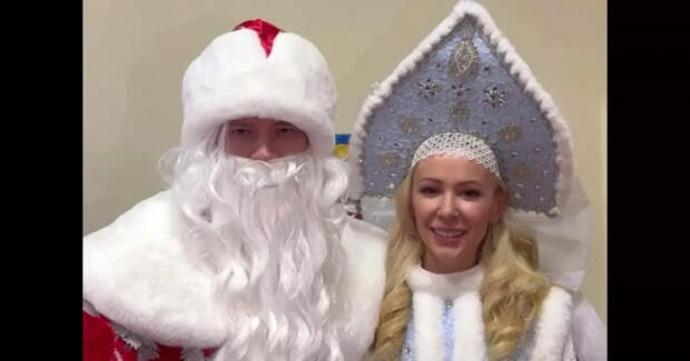 Шаман и Екатерина Мизулина посетили детскую больницу в образах Деда Мороза и Снегурочки