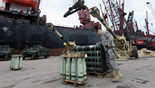 Американский военный рядом с военной техникой, доставленной в Ливан Американский военный рядом с военной техникой, доставленной в Ливан