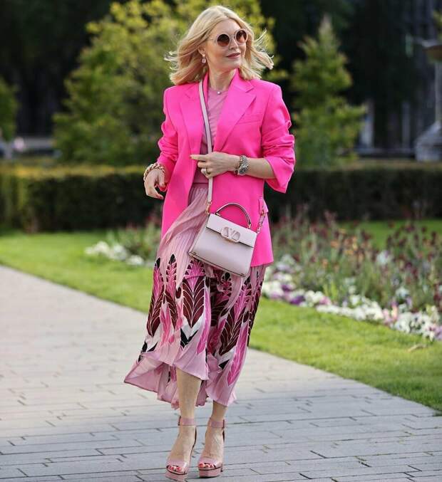 Розовый цвет в образах женщин «За» - очень освежает и молодит и с этим согласны многие стилисты