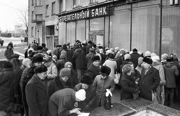 Bloomberg: в октябре россияне массово побегут забирать деньги из банков. Экономист объяснила - почему
