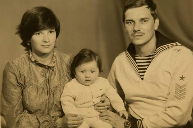 На Север, в Западную Лицу, семья перебралась в 1987-ом, когда младшему был годик. Фото: Из семейного архива. Пересъемка: Александр ГЛУЗ 