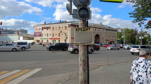 Более 100 рекламных табличек демонтировали со столбов и опор в Нижнем Новгороде