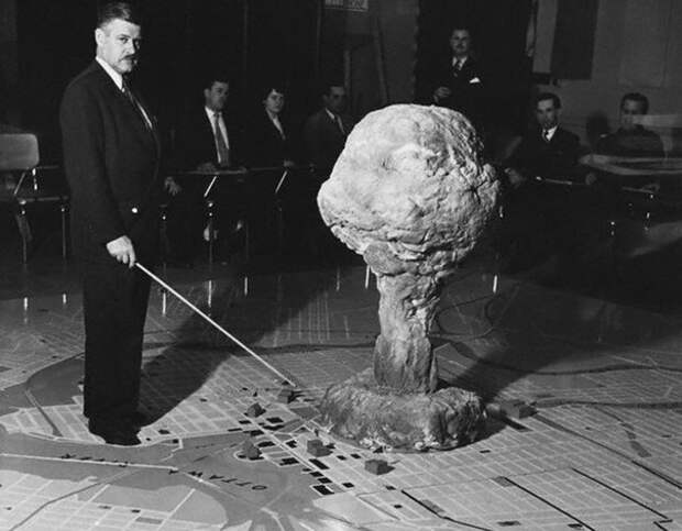 Полковник–лейтенант Артур Кротье показывает возможное воздействие ядерного взрыва на Оттаву, 26 апреля 1952 год история, фото