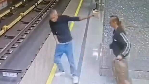 В Москве задержали столкнувшую знакомого на рельсы в метро женщину