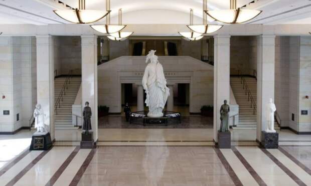Гипсовая модель Статуи Свободы, которая использовалась для отливки статуи на Капитолийском холме, и другие статуи стоящие в Зале освобождения туристического центра Капитолия.