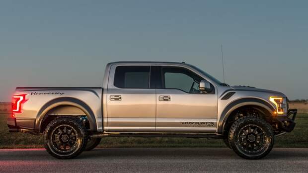 Гордый профиль Ford F-150 Hennessey Velociraptor.