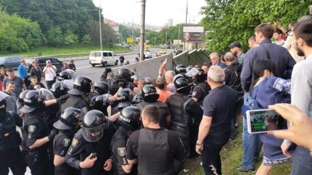 Штурм стройплощадк в Киеве закончился дракой полиции и радикалов