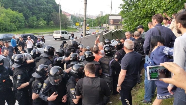 Штурм стройплощадк в Киеве закончился дракой полиции и радикалов