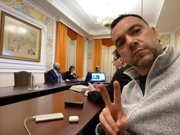Экс-советник главы Офиса президента Владимира Зеленского Алексей Арестович уволился, потому что чувствует приближающейся конец...