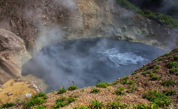 Кипящее озеро, Доминика Это озеро вполне бы могло стать термальным курортом, если бы не одно но: температура воды в водоеме колеблется от 82 до 91.5 °C. В озере не то что не рекомендуется купаться, а даже подходить к нему близко запрещено. Из-за струй горячего воздуха и лавы, периодически вырывающихся из недр, можно просто-напросто свариться заживо.