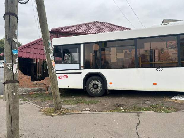 В Ростове автобус с пассажирами врезался в стену частного дома. Видео