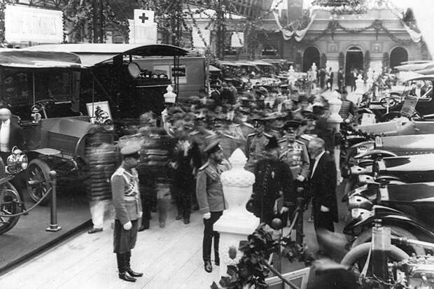 Автосалон в Санкт-Петербурге 1913 года автовыставка, автосалон, ретро фото