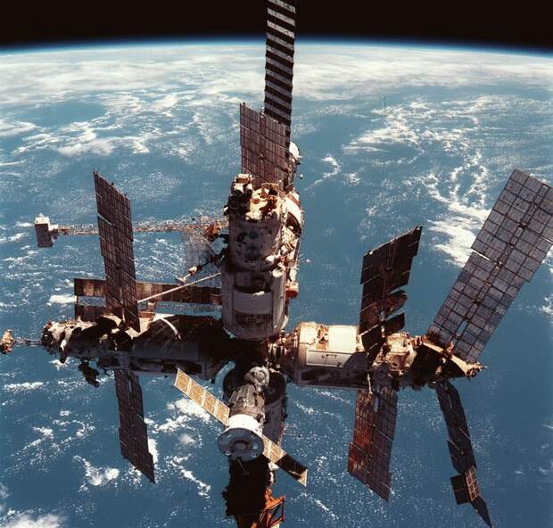 Советская орбитальная станция Мир. Орбита Земли. 12 июня 1998 года. Увидеть, интересные, фото
