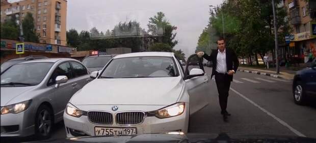 BMW на встречке пытается учить авто, видео