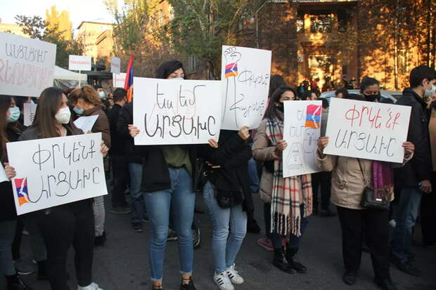 "Он предатель!" Армянская оппозиция о властях, миротворцах и Карабахе