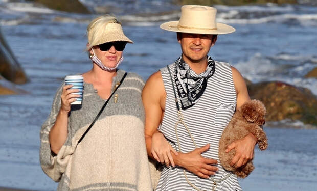 Пара с собачками: Кэти Перри и Орландо Блум прогулялись по пляжу Санта-Барбары